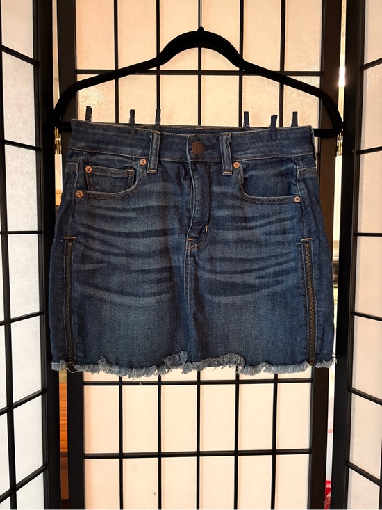 American Eagle Outfitters Dresses & Skirts - American Eagle Blue Denim Mini Skirt w/ Frayed Hem + Zipper Details